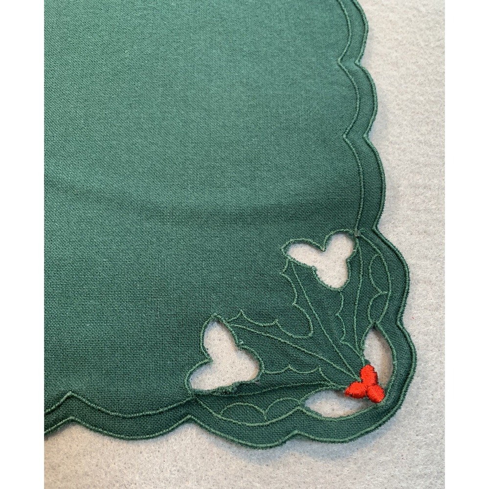 Vtg Set of 8 Madeira Green Holly Christmas Napkins 18x18 Scalloped Cutwork